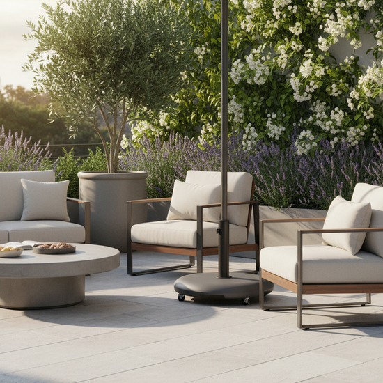 Base de guarda-sol em cimento com rodas em terraço exterior mediterrânico