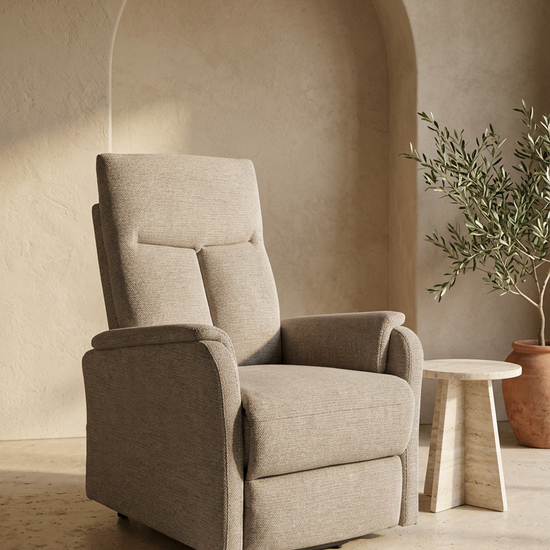 Poltrona Elevatória Kasumi taupe em sala de inspiração mediterrânica