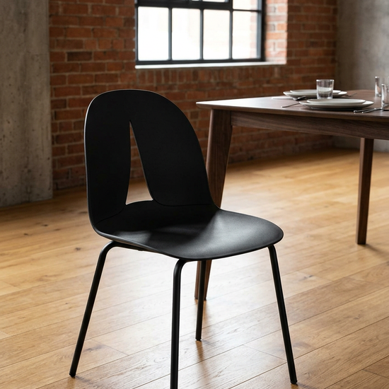 Cadeira Arwen preto em sala de jantar de estilo industrial contemporâneo