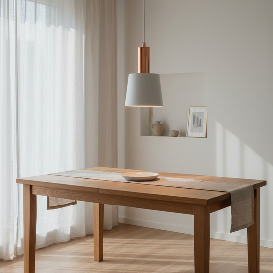 Candeeiro Suspenso MARCEN em ambiente nórdico — sala de jantar minimalista com mesa em carvalho e luz natural