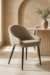 Cadeira Mira taupe em sala de jantar mediterrânica