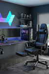 Cadeira gaming preta com apoio de pés em ambiente dark com iluminação RGB