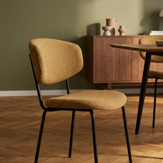 Cadeira Vigga em sala de jantar de inspiração mid-century