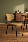 Cadeira Vigga em sala de jantar de inspiração mid-century