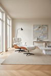 Poltrona Roterdão Branca — ambiente sala de estar luxuosa e elegante, inspirada na Eames Lounge Chair, pele natural branca e madeira de pau rosa