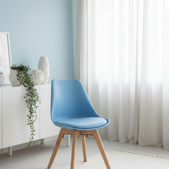 Cadeira Skagen Azul Céu — sala de estar serena nórdica com aparador branco e vasos cerâmicos