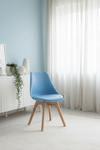 Cadeira Skagen Azul Céu — sala de estar serena nórdica com aparador branco e vasos cerâmicos