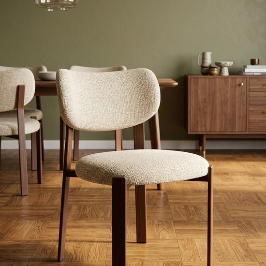 Cadeira Rumi Nogueira bege em sala de jantar de estilo mid-century