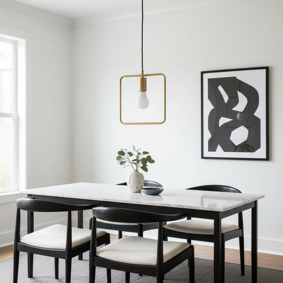 Candeeiro Suspenso HEDRA em latão dourado em ambiente contemporâneo — frame quadrado sobre mesa de mármore com luz quente