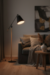Candeeiro de Pé Aloia – Variante Preto – foto de ambiente nórdico
