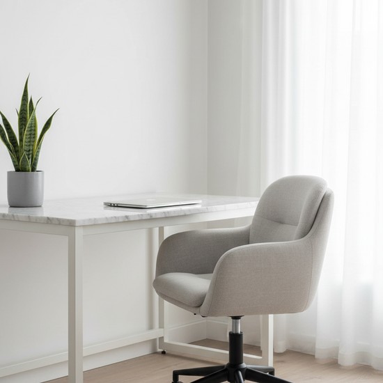 Cadeira de escritório Ontario cinzento claro em home office nórdico, secretária mármore branco e luz natural - Dudeco