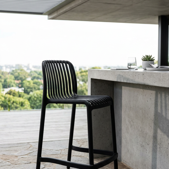 Banco Alto Walter preto num terraço urbano coberto