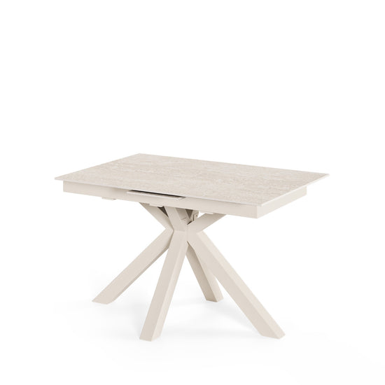 Mesa extensível Lori 160 cm travertino com tampo em porcelana e pés metálicos em X