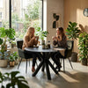 Round Fiorella 120 cm table in Sahara – setting with two friends chatting