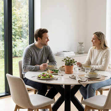 Mesa redonda Fiorella 120 cm Travertino – ambiente com duas pessoas a almoçar